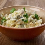 Sycąca sałatka z kurczakiem i ziemniakami. Hit na kolację, imprezę i grilla