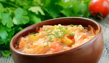 Sycąca, zdrowa zupa, która sprawia, że w pasie robi się luźniej. Rozgrzewa i pomaga schudnąć