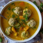 Sycąca zupa idealna na zimowy obiad. Najesz się do syta 