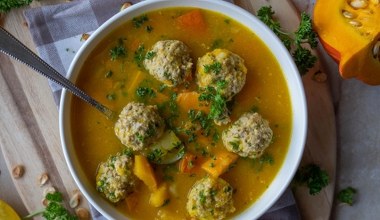 Sycąca zupa idealna na zimowy obiad. Najesz się do syta 