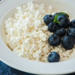 Syci na długo, wspiera jelita i odchudzanie. 5 powodów, by jeść serek wiejski