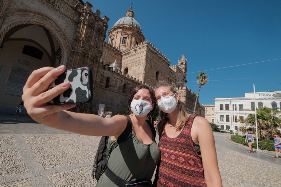 Sycylia jest na ostatnim miejscu wśród regionów pod względem liczby zaszczepionych /IGOR PETYX /PAP/EPA