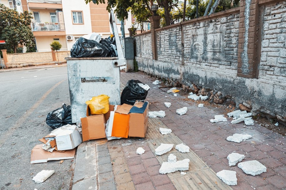 Mały pies wędrował z workiem śmieci w pysku. Nie pierwszy raz