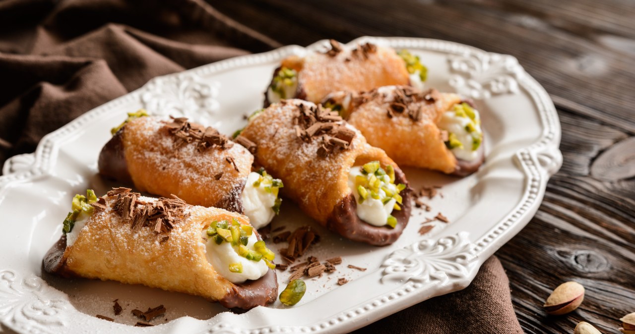 Sycylijskie rurki, czyli cannoli, mogą być wypełnione różnymi kremami, np. z ricotty, waniliowym lub pistacjowym /noirchocolate /123RF/PICSEL