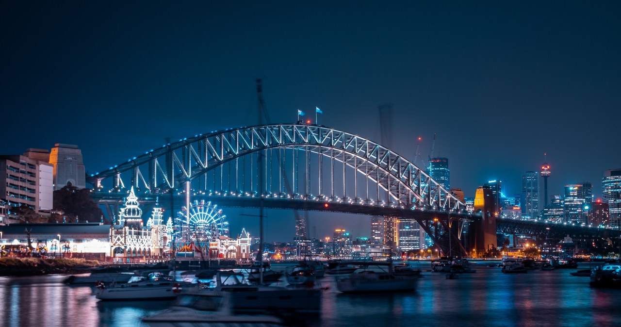 Sydney Harbour Bridge znajduje się niedaleko słynnej opery /Unsplash