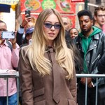 Sydney Sweeney założyła marynarkę i zaliczyła wpadkę? Długość kreacji zaskakuje