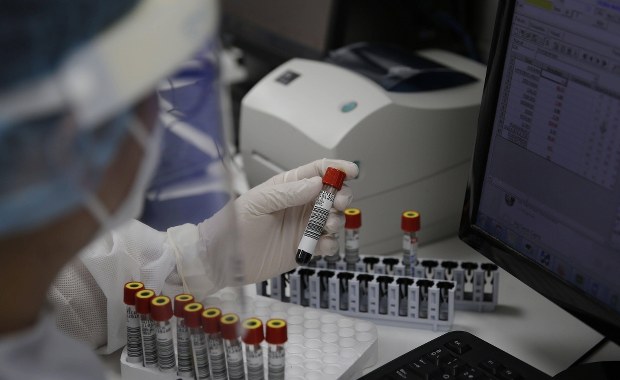 Sygnał alarmowy: Nawet 5 procent przypadków koronawirusa w Polsce to mutacja brytyjska. Bardziej zaraźliwa