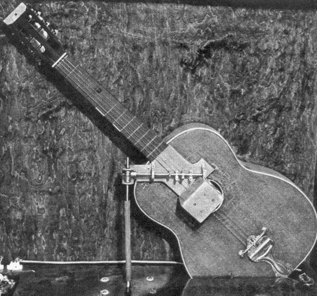 Sygnał rozgłośni krakowskiej uzyskiwany był za pomoca przyrządu miarowo uderzającego w struny gitary /Archiwum Tomasza Basarabowicza