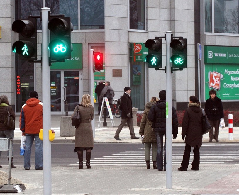 Sygnalizacja świetlna poprawia bezpieczeństwo, ale jednocześnie tamuje ruch aut i pieszych /Marcin Smulczyński /East News