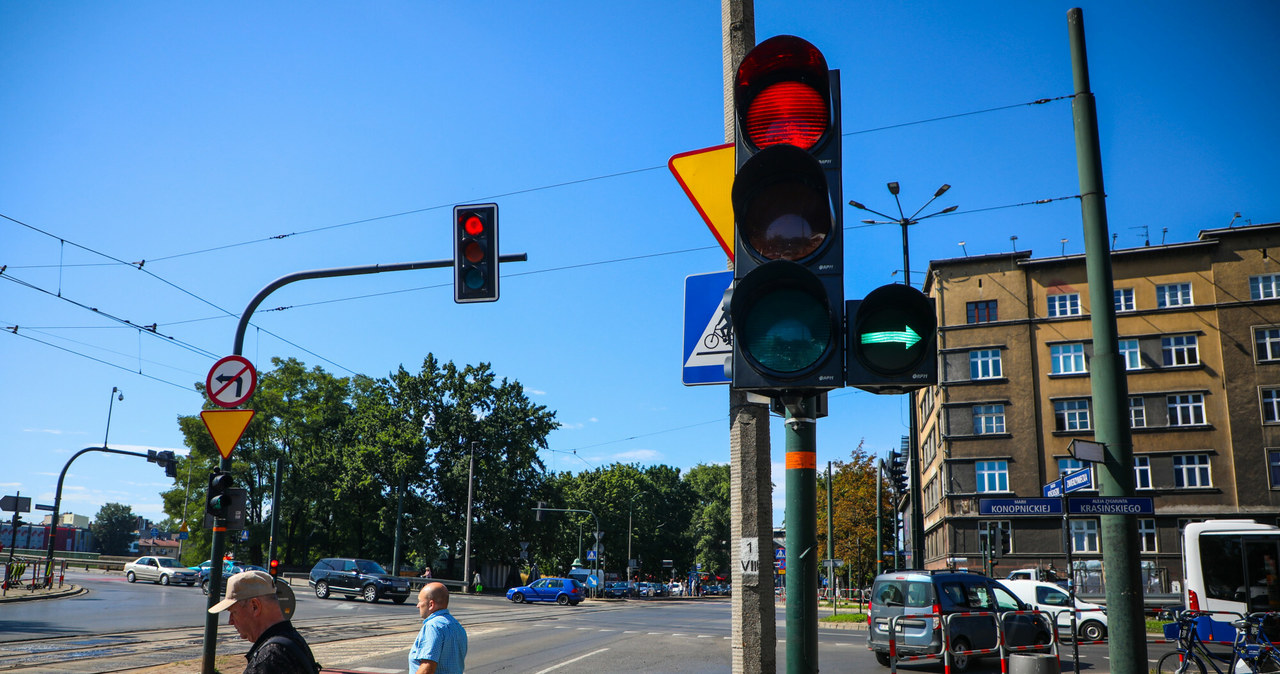 Sygnalizator S-2. Przepisy mówią, że trzeba przy nim się zatrzymać, również wtedy gdy w pobliżu nie ma pieszych /Beata Zawrzel /Reporter