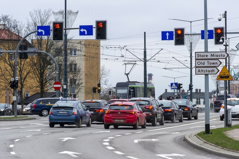 Sygnalizatory kierunkowe dodatkowo zmieniają zasady na skrzyżowaniach /Stanislaw Bielski /Reporter
