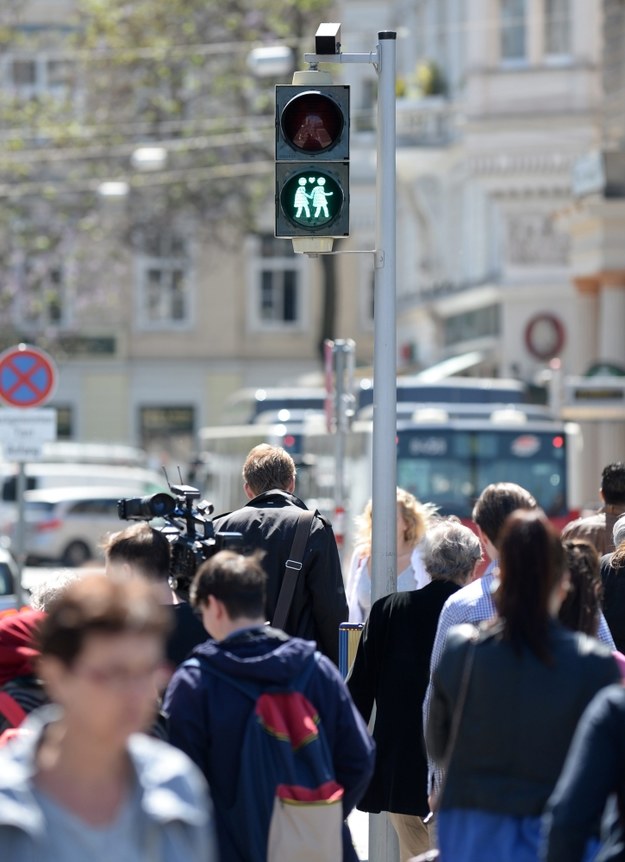 Sygnalizatory uliczne w Wiedniu promują tolerancję /ROLAND SCHLAGER /PAP/EPA