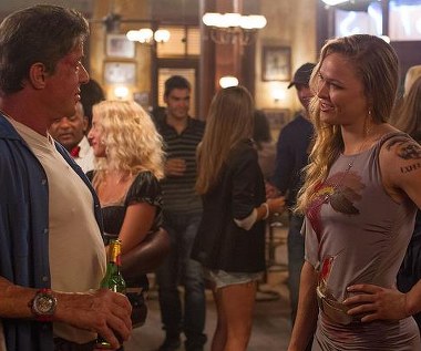 Sylvester Stallone i Ronda Rousey w scenie z filmu "Niezniszczalni 3"