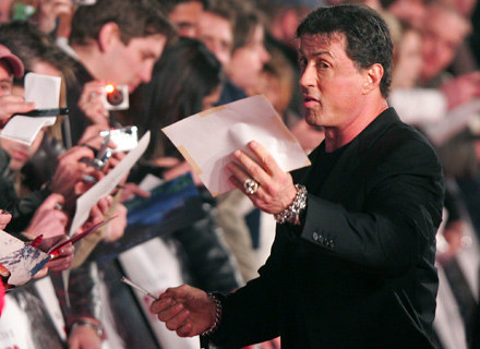 Sylvester Stallone rozdaje autografy przed londyńską premierą filmu "John Rambo" /AFP