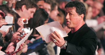 Sylvester Stallone rozdaje autografy przed londyńską premierą filmu "John Rambo" /AFP