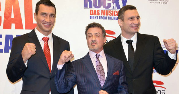 Sylvester Stallone z braćmi Kliczko na premierze scenicznego "Rocky'ego". /Reporter