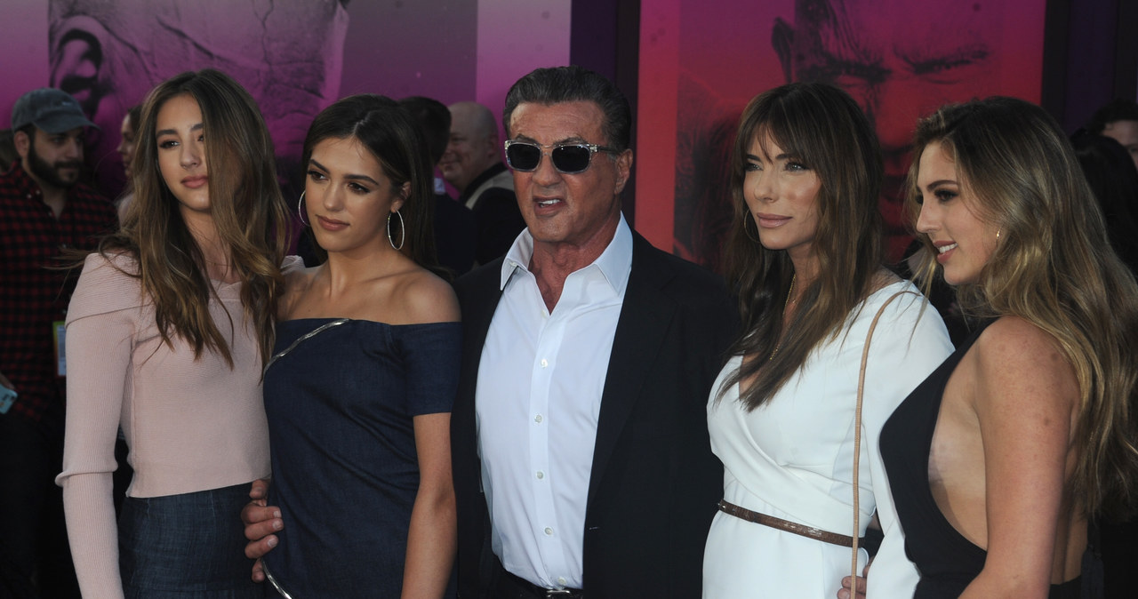 Sylvester Stallone z córkami i żoną /Albert L. Ortega /Getty Images