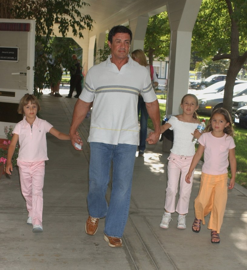 Sylvester Stallone z córkami w 2004 roku /Albert L. Ortega/WireImage /Getty Images