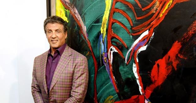 Sylvestra Stallone przed jednym ze swych obrazów w Museum of Contemporary Art w Nicei /AFP