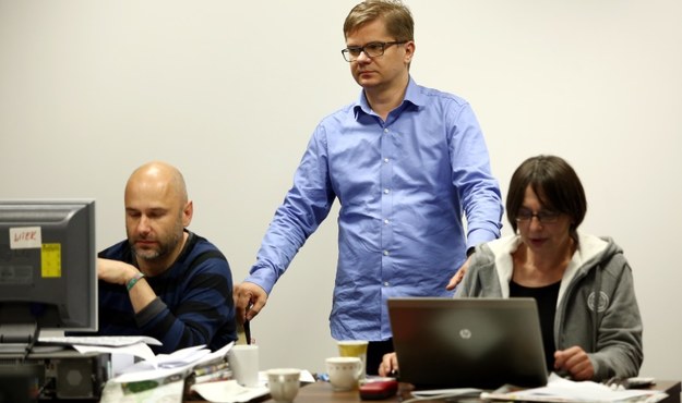 Sylwester Latkowski podczas pracy nad kolejnym numerem pisma w redakcji tygodnika "Wprost" /Tomasz Gzell /PAP