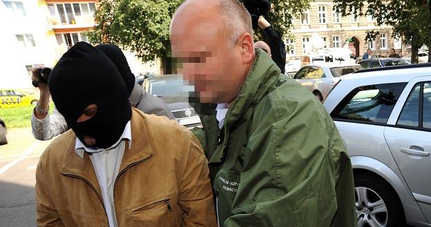 Sylwester R., b. prezes ZUS, prowadzony na przesłuchanie. Fot. Marcin Bielecki /FORUM