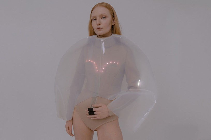 Sylwetki w projekcie Emotional Clothing mają futurystyczne formy, jednak testowane koncepcje mogą znaleźć zastosowanie np. w medycynie. Projekt: Iga Węglińska, zdjęcia: Mila Łapko, modelki: Martyna P. (Mango models), Emilia D. (Gaga models) /Mila Łapko /Styl.pl