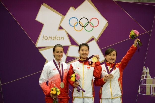 Srebrny medal Sylwii Bogackiej! Sylwia Bogacka na podium obok Chinek /KHALED DESOUKI /AFP