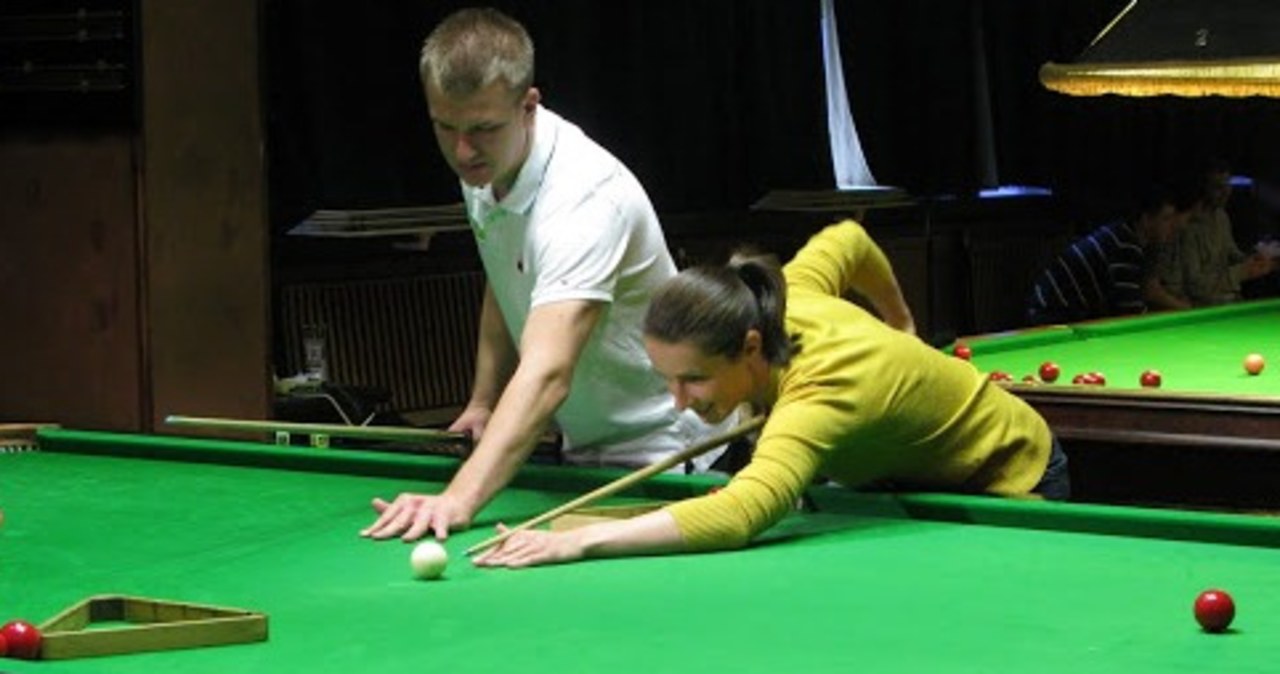 Sylwia Bogacka przy snookerowym stole