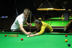 Sylwia Bogacka przy snookerowym stole