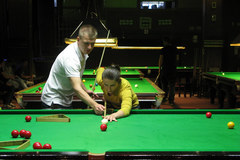 Sylwia Bogacka przy snookerowym stole