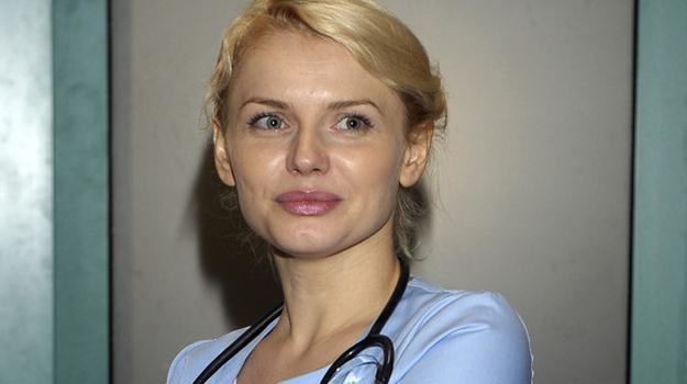 Sylwia Oksiuta jako seksowna pani doktor Anna Nowicka na planie serialu "Szpital" / fot. Gałązka /AKPA