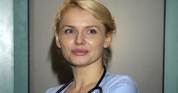 Sylwia Oksiuta jako seksowna pani doktor Anna Nowicka na planie serialu "Szpital" / fot. Gałązka /AKPA