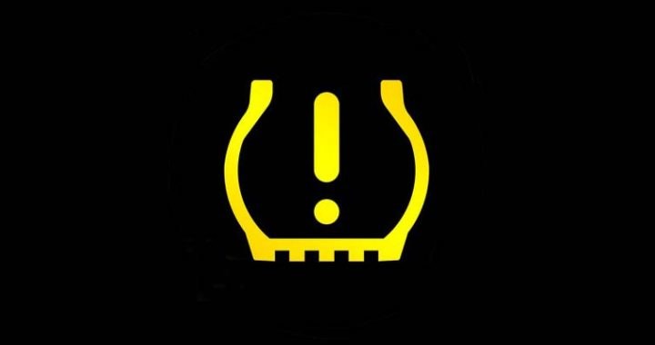Symbol ostrzeżenia systemu TPMS sygnalizujący nieprawidłowe ciśnienie w oponach samochodu. /materiał zewnętrzny