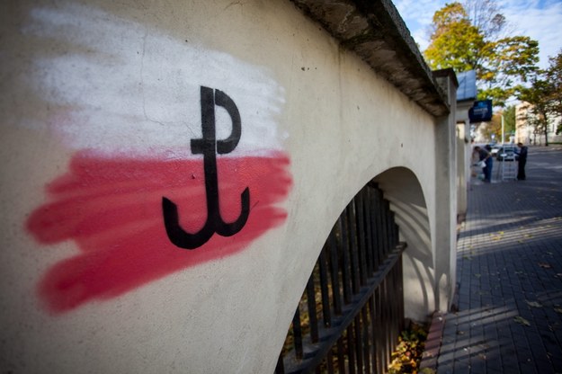 Symbol Polski Walczącej na tle biało-czerwonych barw, namalowany na murze w parku przy ul. Jana Pawła II w Kielcach /Michał Walczak /PAP