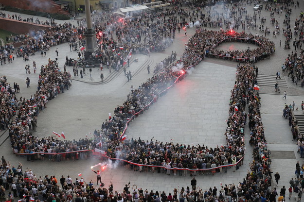 Symbol Polski Walczącej utworzony przez ludzi na Placu Zamkowym w Warszawie /Paweł Supernak /PAP