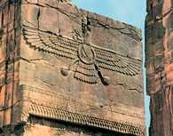 Symbol staroirańskiego boga Ahura Mazdy w Persepolis /Encyklopedia Internautica