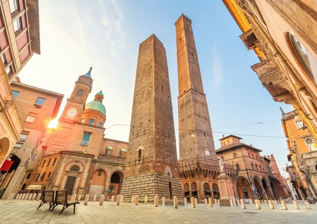 Symbole Bolonii - wieże Garisenda i Asinelli /Shutterstock