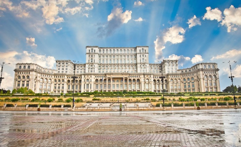 Symbolem stolicy Rumunii jest parlament – dawny Dom Ludowy. To drugi (po Pentagonie) największy budynek na świecie /123RF/PICSEL