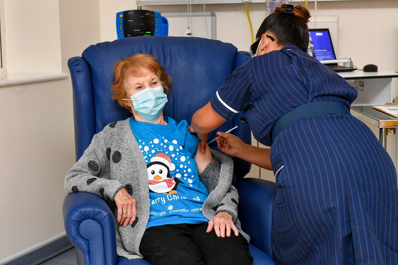Symboliczna chwila. 90-letnia Margaret Keenan pierwszą Brytyjką zaszczepioną przeciw Covid-19