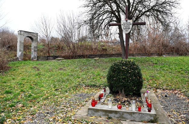 Symboliczna mogiła na dawnym cmentarzu w dzielnicy Zboiska we Lwowie /Darek Delmanowicz /PAP