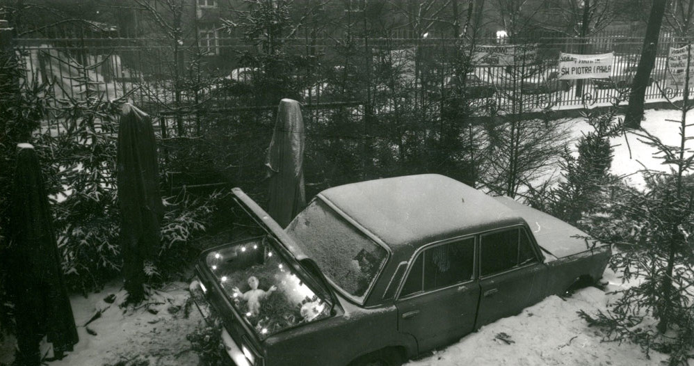 Symboliczna szopka na dziedzińcu Kościoła św. Stanisława na Żoliborzu. Boże Narodzenie, 1984 r.; AAN, Archiwum Prymasowskiego Komitetu Pomocy Osobom Pozbawionym Wolności i Ich Rodzinom, sygn. 510. /Archiwum Akt Nowych