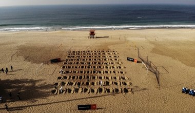 Symboliczne krzyże na słynnej plaży Copacabana 