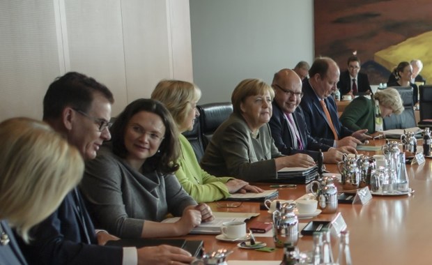 Symboliczne posiedzenie rządu Merkel bez kwiatów i szampana. "Nikt się nie śmiał"