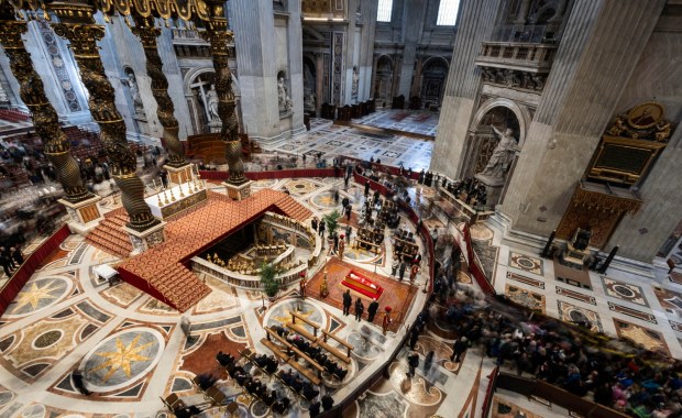 Symboliczne pożegnanie z papieżem. Siostra Genevieve łamie protokół