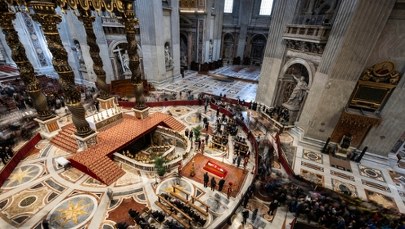 Symboliczne pożegnanie z papieżem. Siostra Genevieve łamie protokół