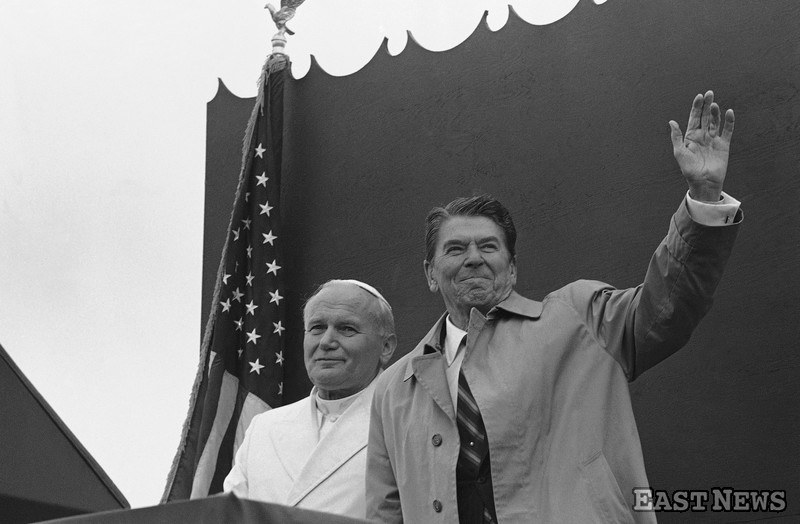 Symboliczne zdjęcie. Prezydent Ronald Reagan i papież Jan Paweł II spotykają się na Alasce - 2 maja 1984 r. Komunizmowi zostało jeszcze pięć lat... /Scott Stewart /East News