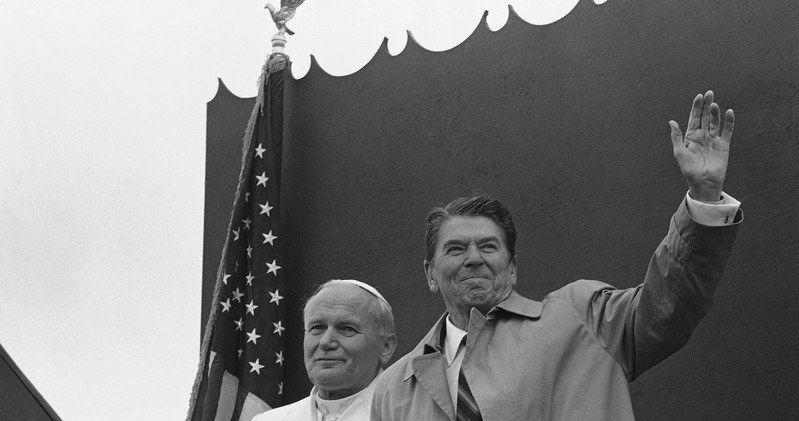 Symboliczne zdjęcie. Prezydent Ronald Reagan i papież Jan Paweł II spotykają się na Alasce - 2 maja 1984 r. Komunizmowi zostało jeszcze pięć lat... /Scott Stewart /East News