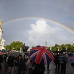 Symboliczne zdjęcie: Tęcza nad Pałacem Buckingham, gdy ogłaszano śmierć królowej
