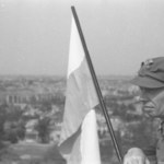 "Symboliczny gest zemsty". Biało-Czerwona na Kolumnie Zwycięstwa w Berlinie w 1945 roku