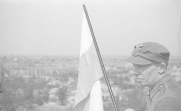 "Symboliczny gest zemsty". Biało-Czerwona na Kolumnie Zwycięstwa w Berlinie w 1945 roku